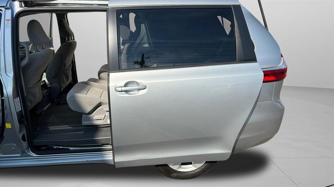 Toyota Sienna LE FWD 8-Passenger (Natl) 2019