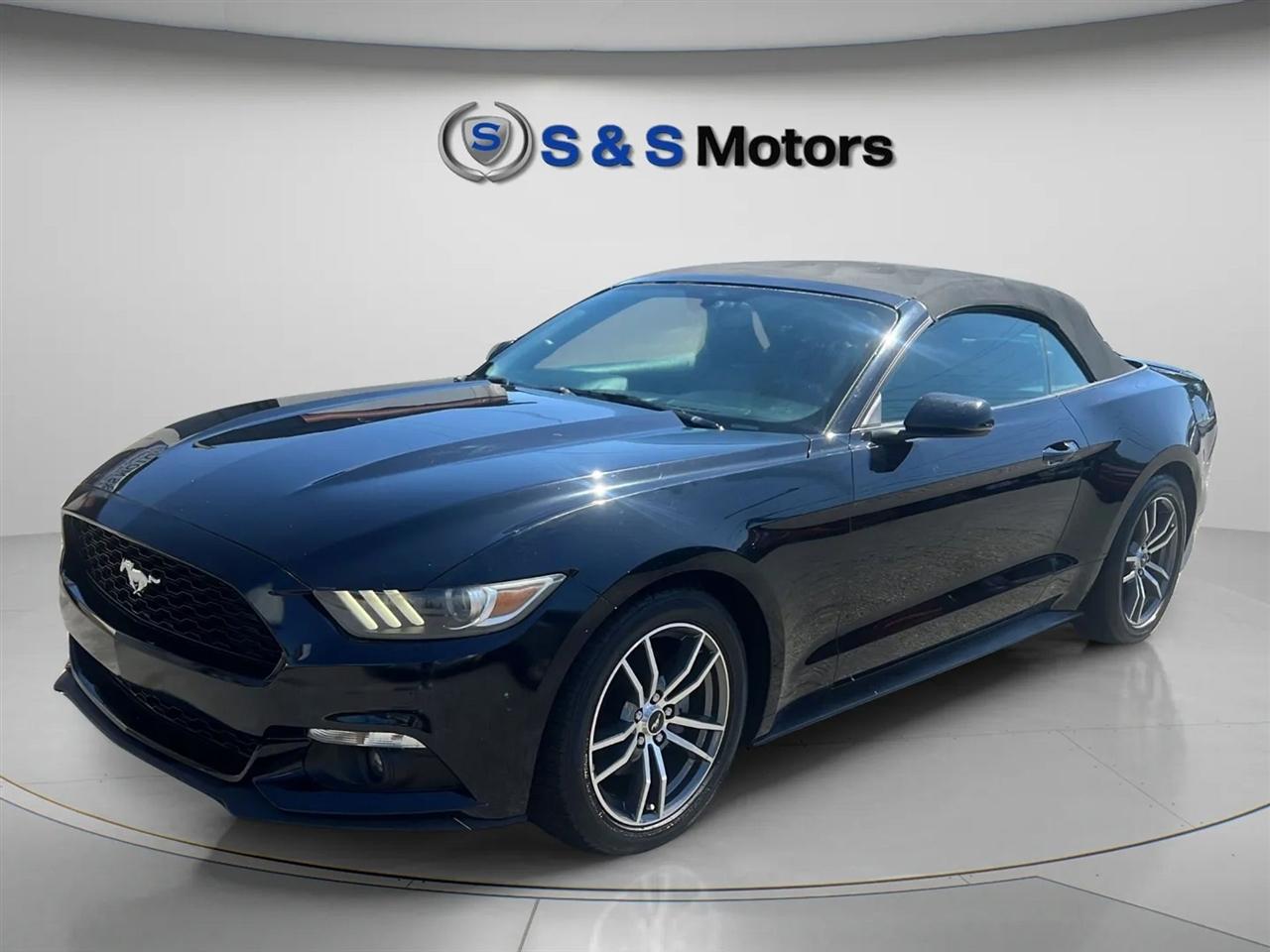 2016 Ford Mustang EcoBoost Convertible Premium's photo