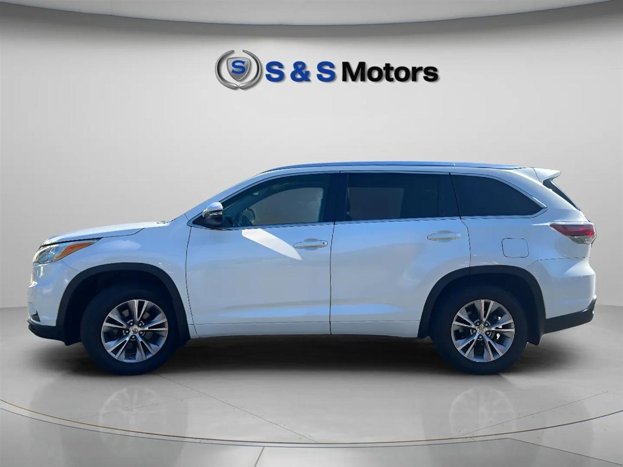 Toyota Highlander AWD 4dr V6 XLE (Natl) 2015