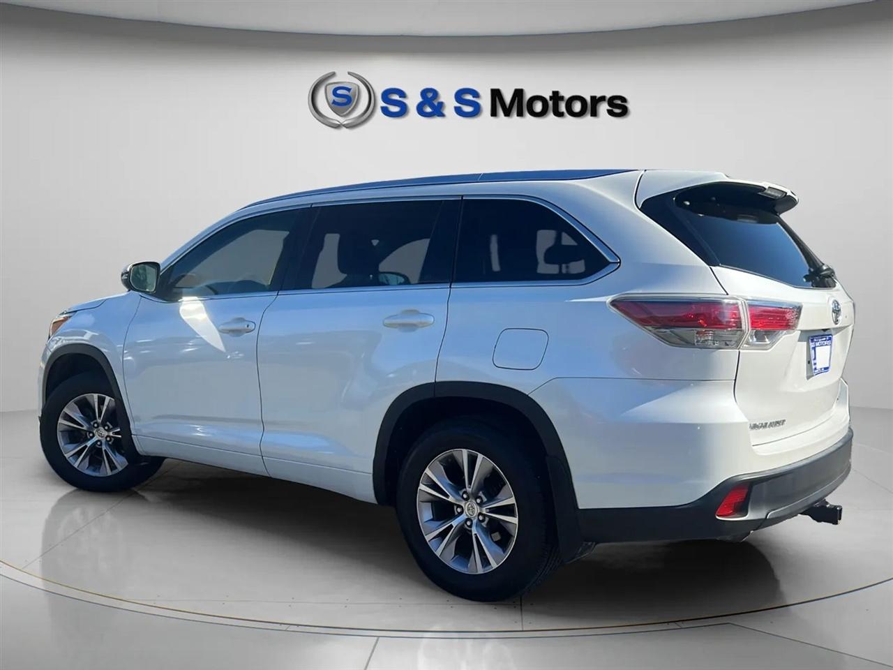 Toyota Highlander AWD 4dr V6 XLE (Natl) 2015