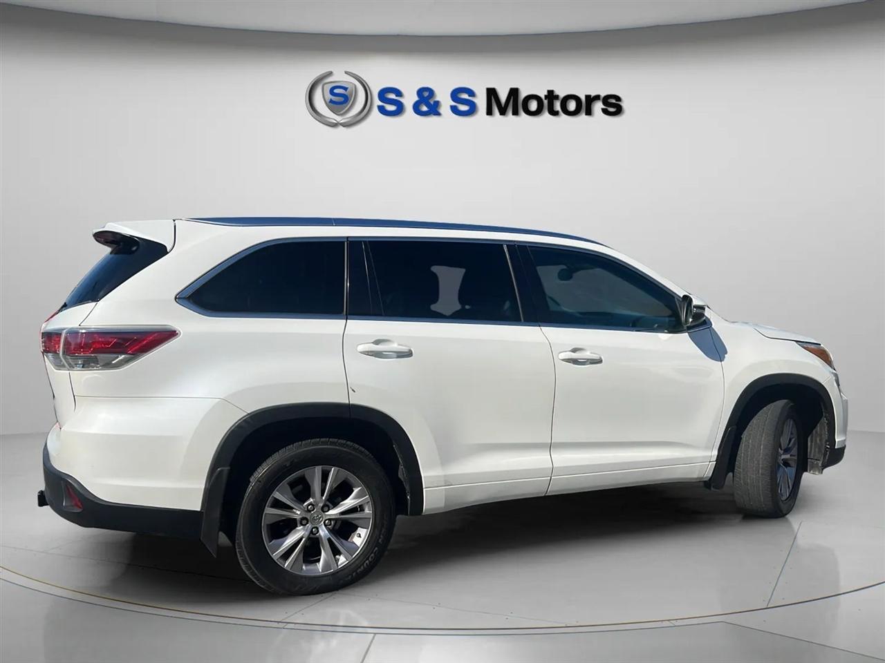 Toyota Highlander AWD 4dr V6 XLE (Natl) 2015