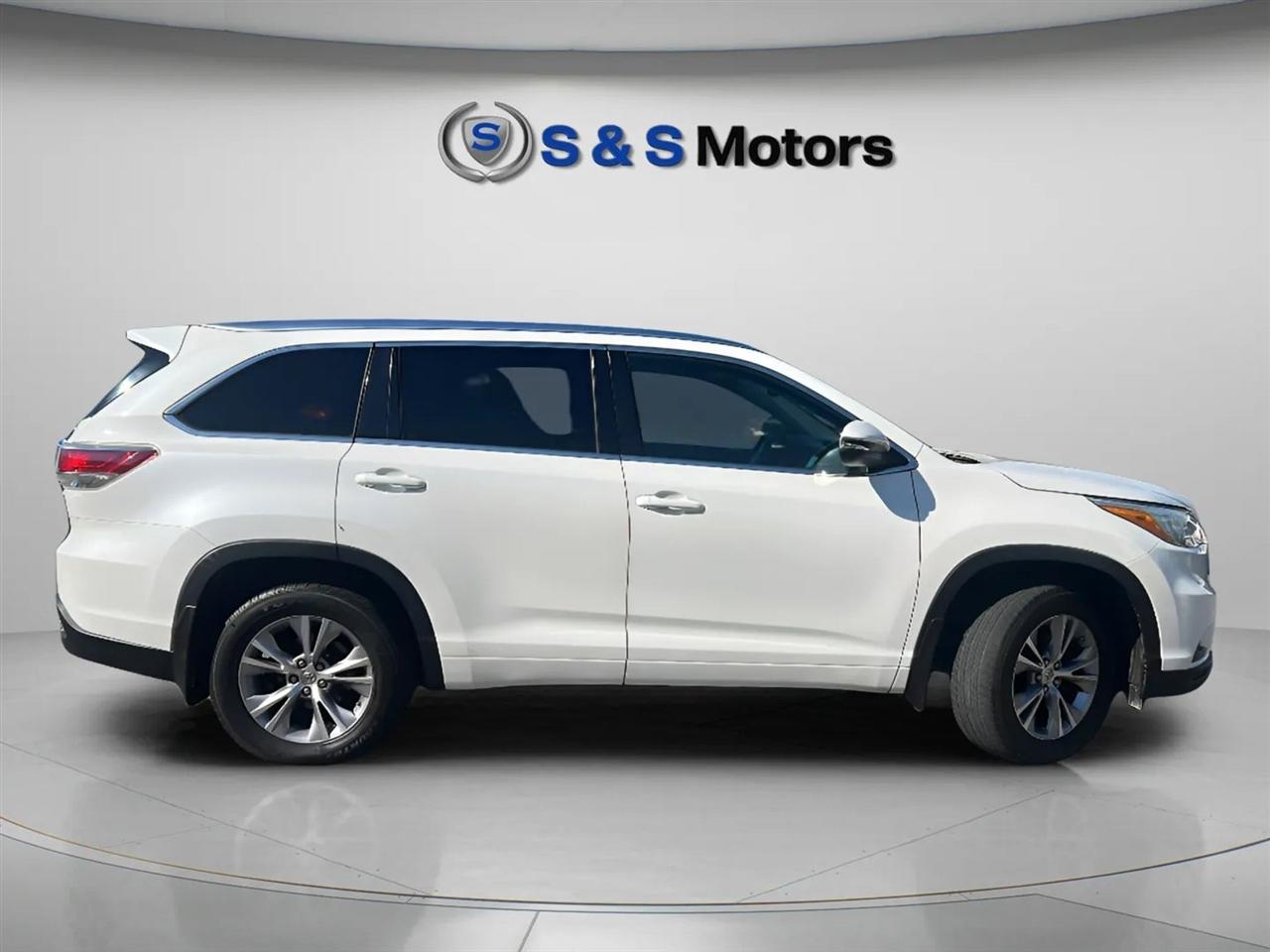 Toyota Highlander AWD 4dr V6 XLE (Natl) 2015