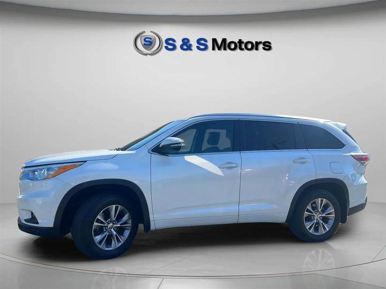 Toyota Highlander AWD 4dr V6 XLE (Natl) 2015