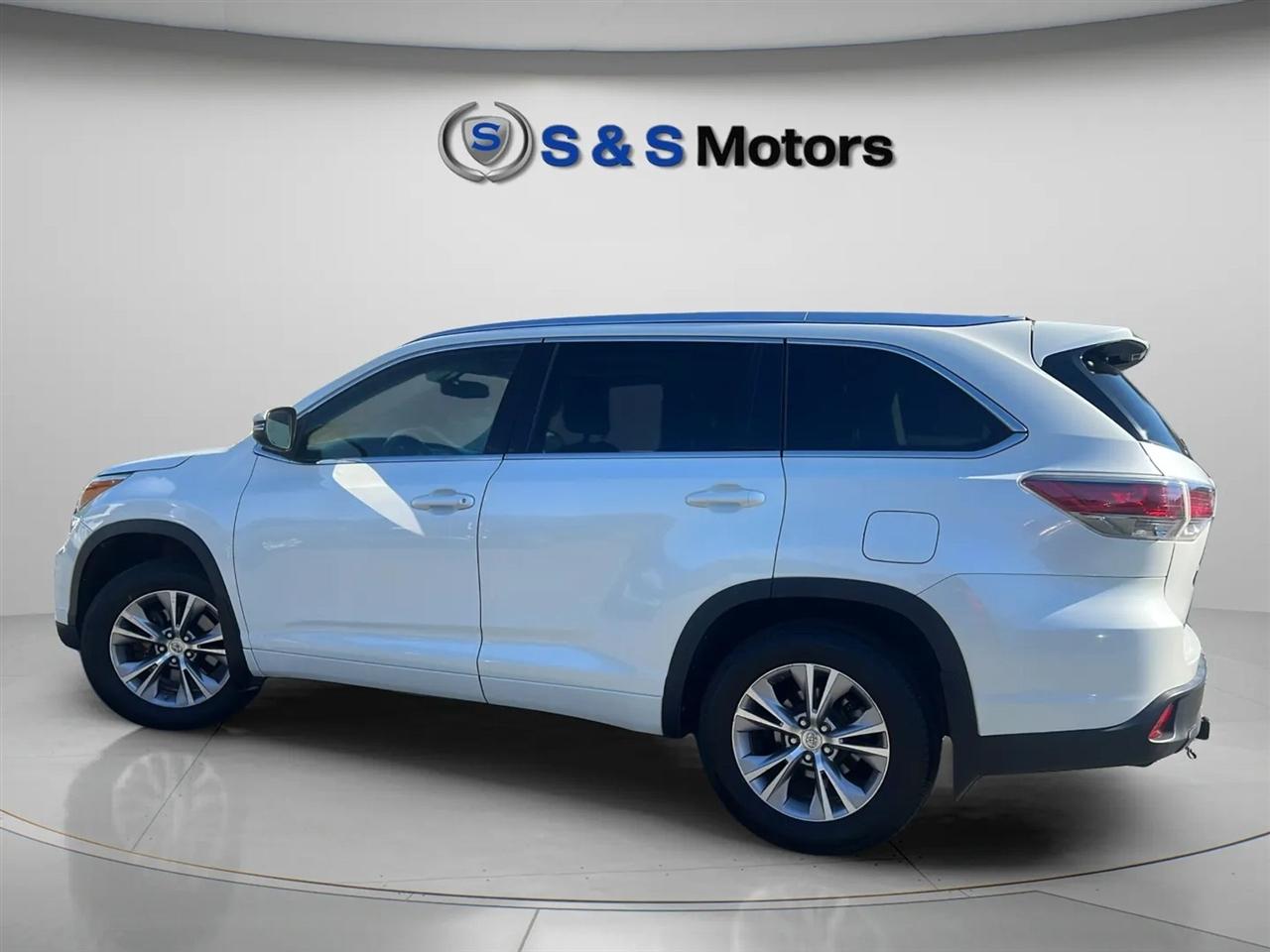 Toyota Highlander AWD 4dr V6 XLE (Natl) 2015