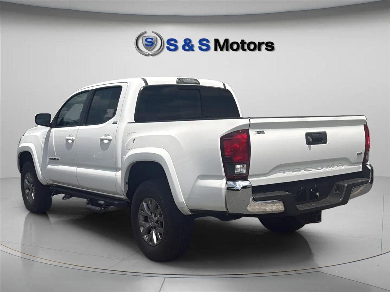 Toyota Tacoma TRD Off Road Double Cab 5' Bed V6 4x2 AT (Natl) 2018