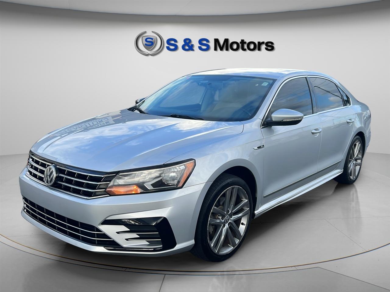 Volkswagen Passat R-Line w/Comfort Pkg Auto 2017