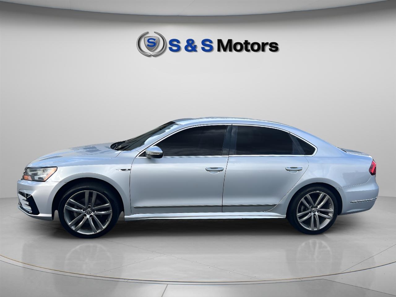 Volkswagen Passat R-Line w/Comfort Pkg Auto 2017