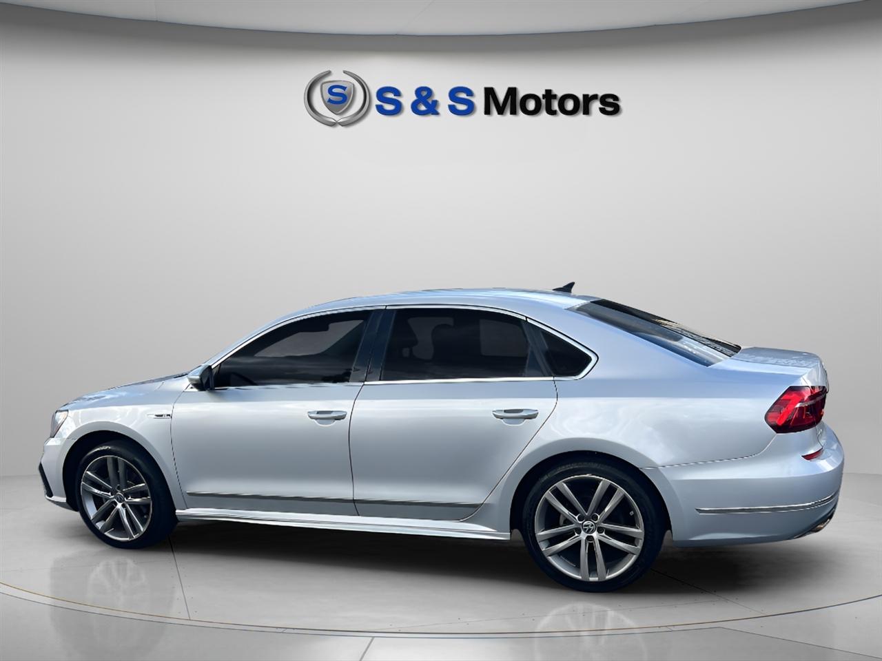 Volkswagen Passat R-Line w/Comfort Pkg Auto 2017