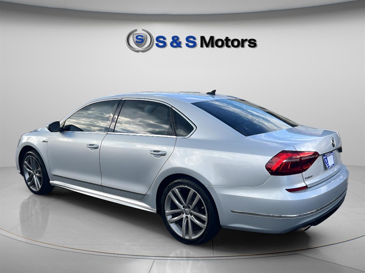 Volkswagen Passat R-Line w/Comfort Pkg Auto 2017