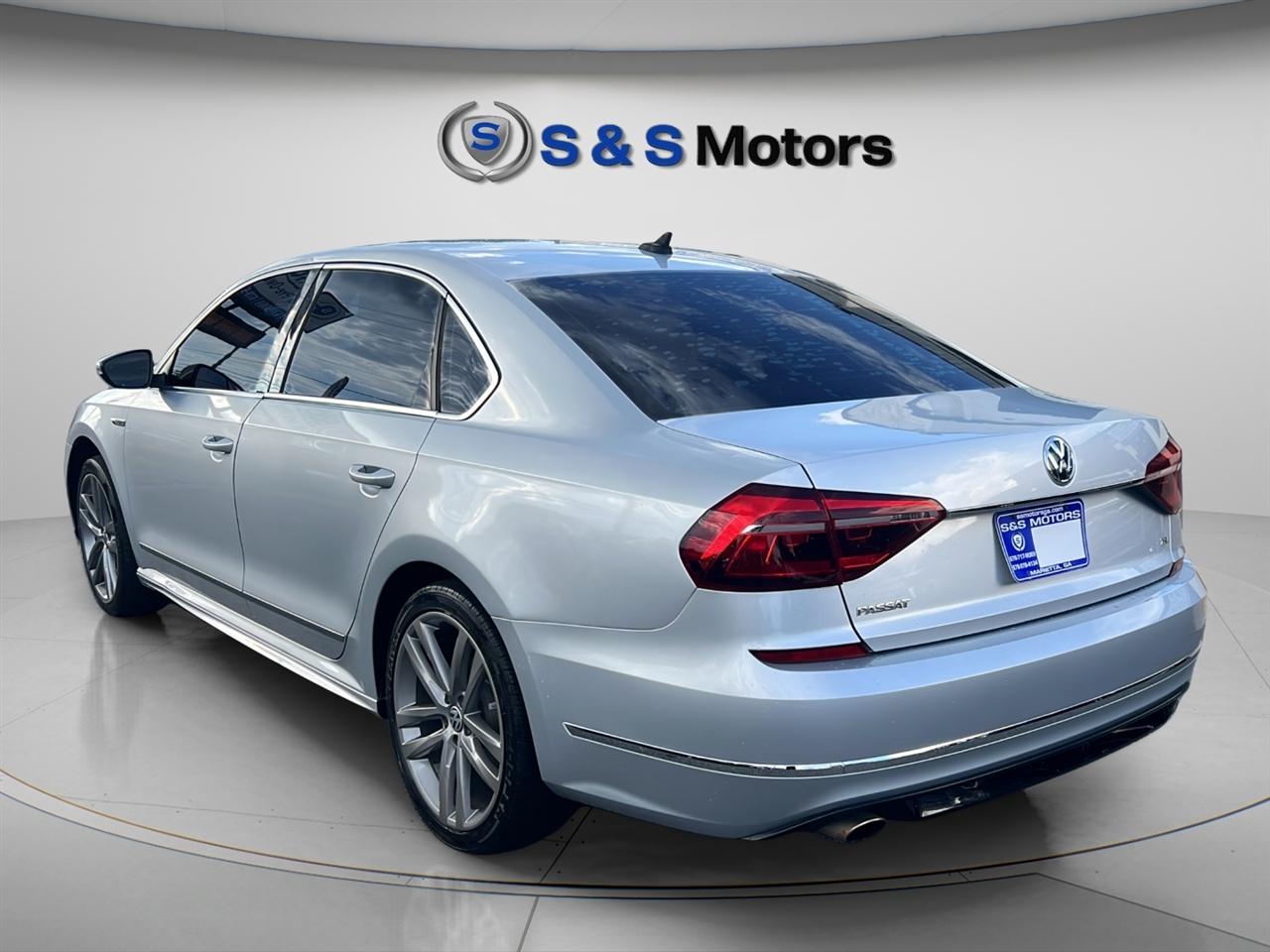 Volkswagen Passat R-Line w/Comfort Pkg Auto 2017