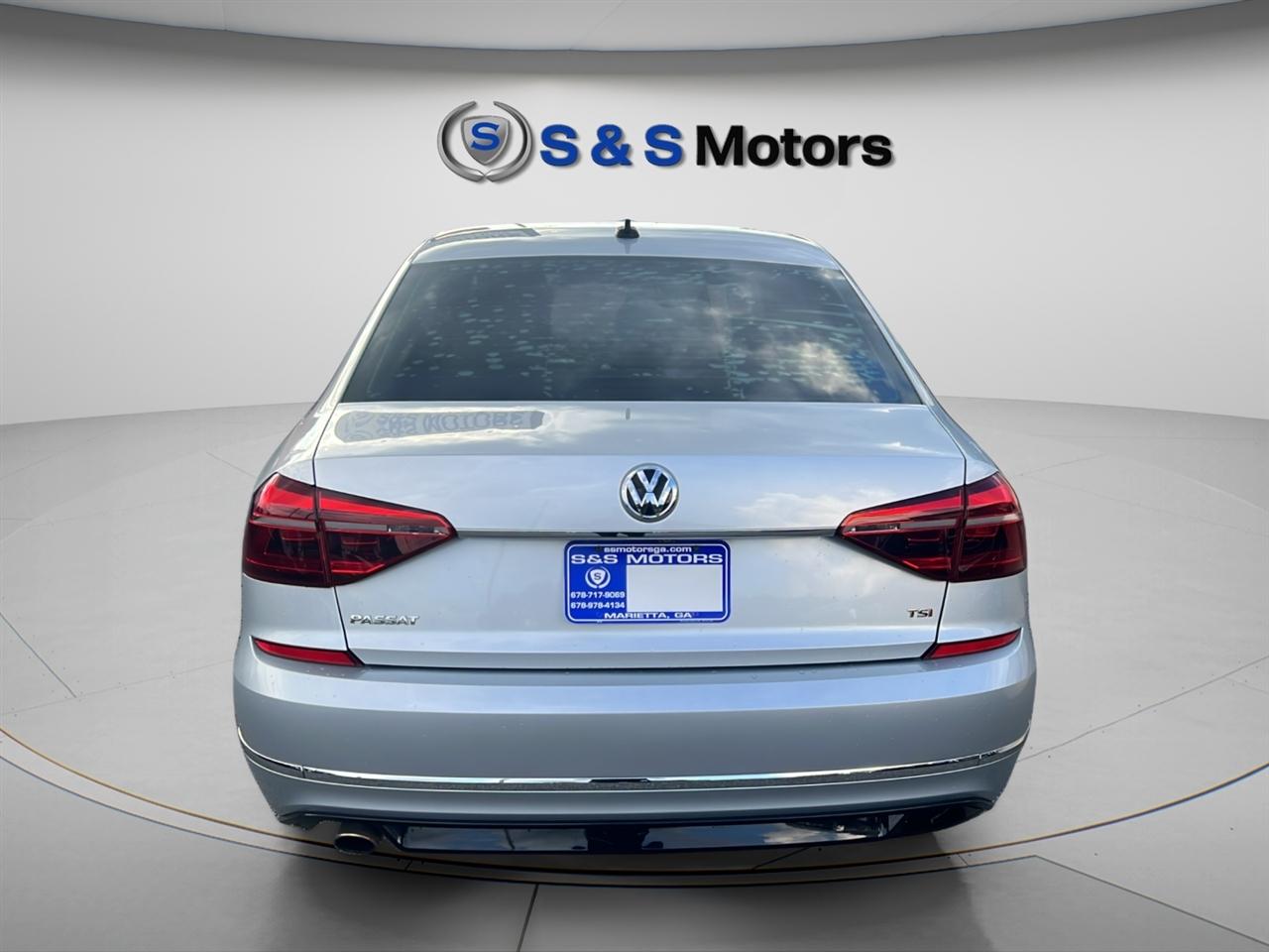 Volkswagen Passat R-Line w/Comfort Pkg Auto 2017