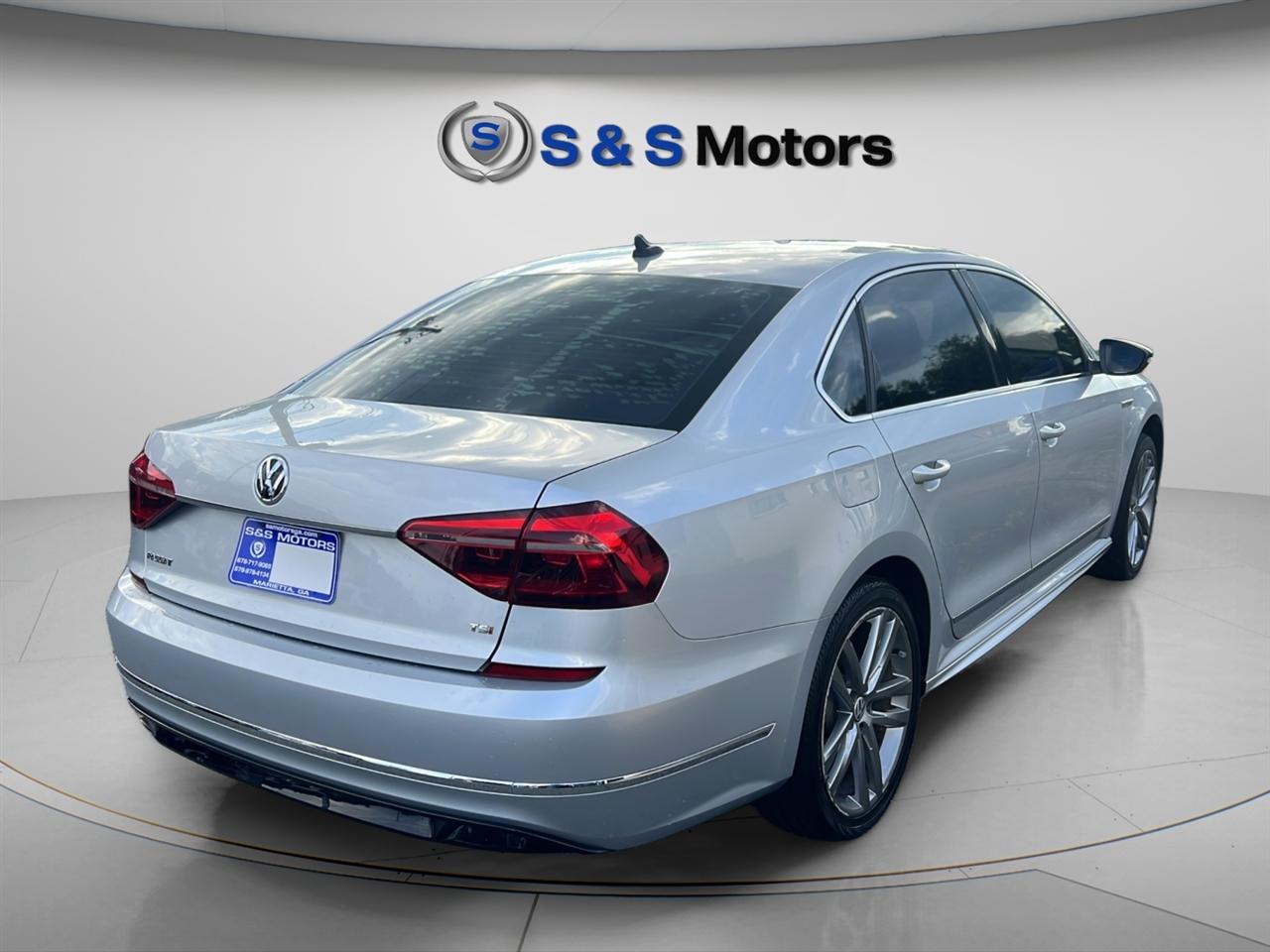 Volkswagen Passat R-Line w/Comfort Pkg Auto 2017