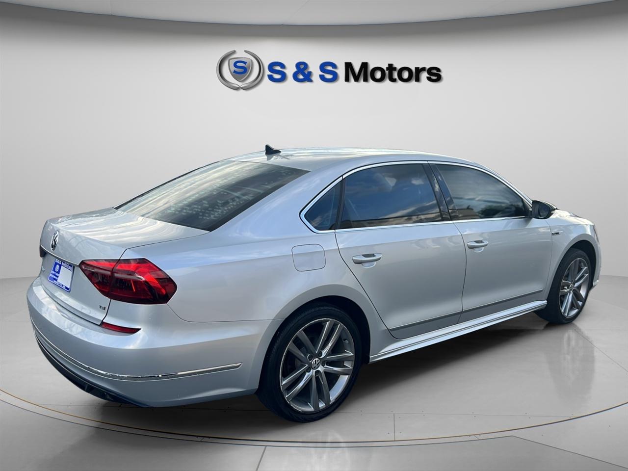 Volkswagen Passat R-Line w/Comfort Pkg Auto 2017