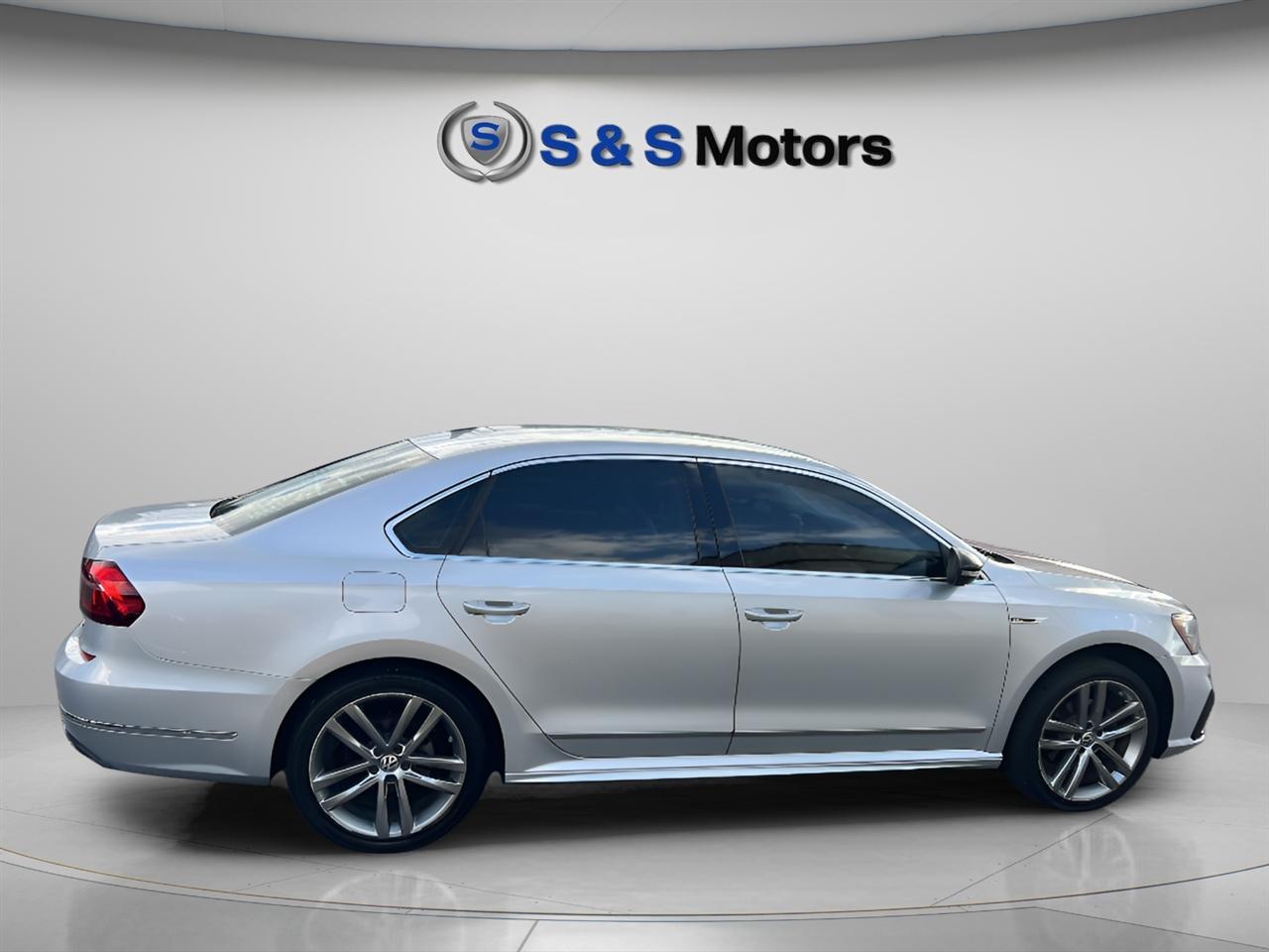 Volkswagen Passat R-Line w/Comfort Pkg Auto 2017