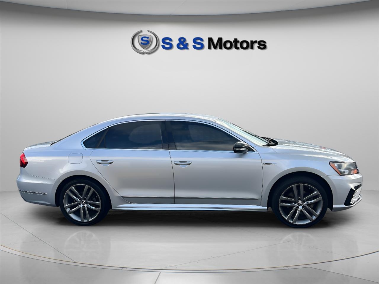 Volkswagen Passat R-Line w/Comfort Pkg Auto 2017