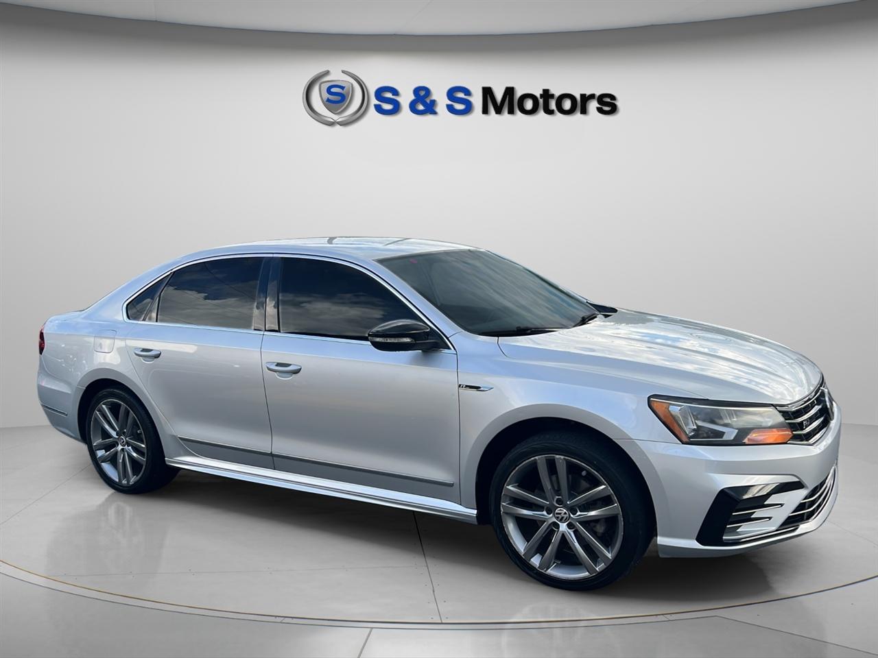 Volkswagen Passat R-Line w/Comfort Pkg Auto 2017