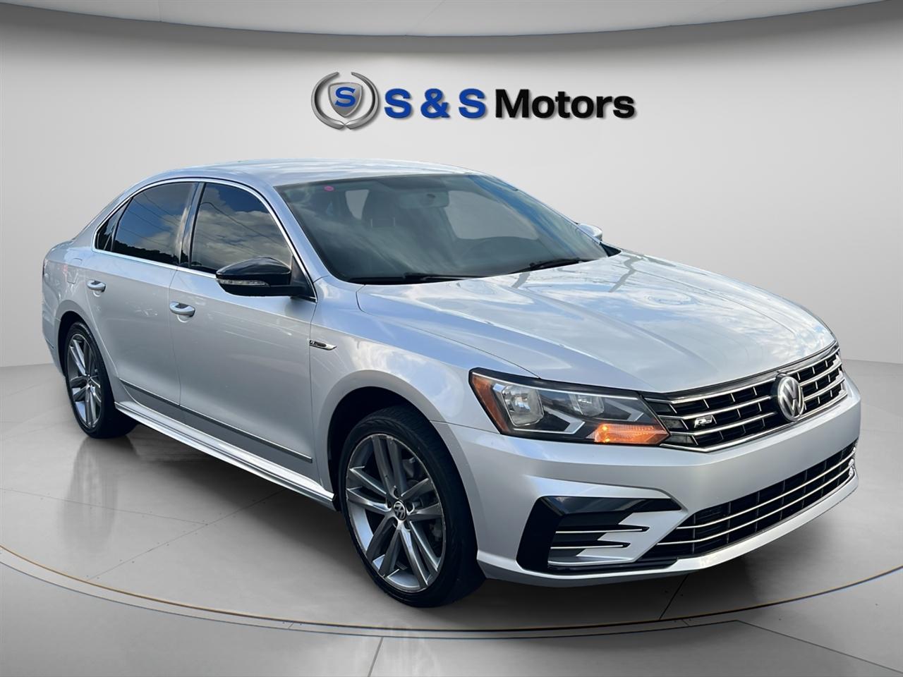 Volkswagen Passat R-Line w/Comfort Pkg Auto 2017