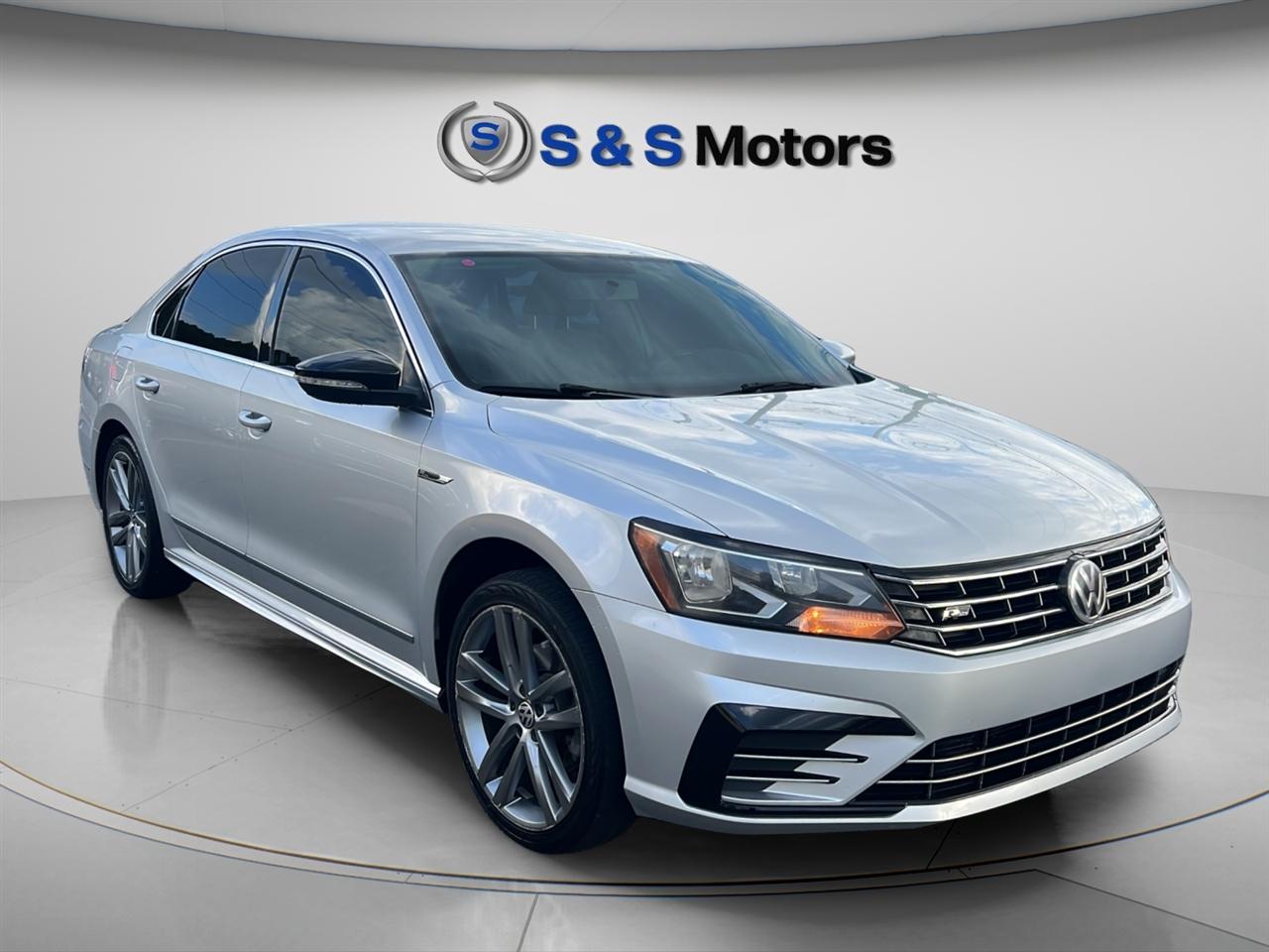 Volkswagen Passat R-Line w/Comfort Pkg Auto 2017