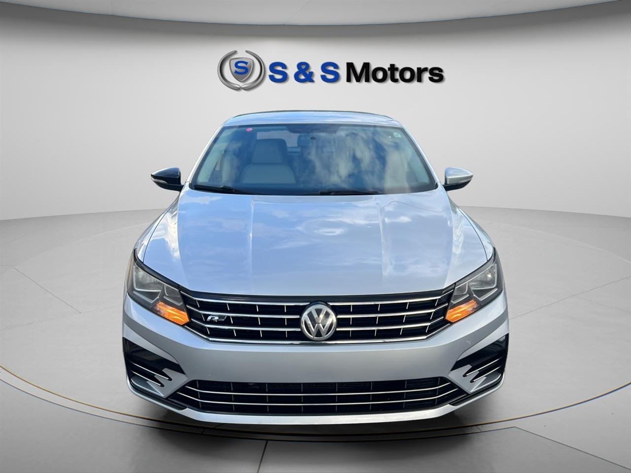 Volkswagen Passat R-Line w/Comfort Pkg Auto 2017