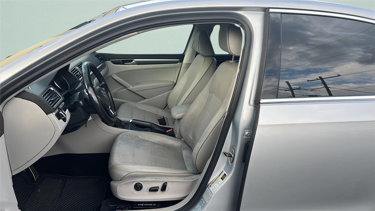 Volkswagen Passat R-Line w/Comfort Pkg Auto 2017