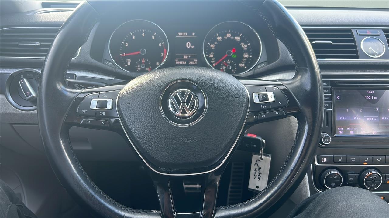 Volkswagen Passat R-Line w/Comfort Pkg Auto 2017