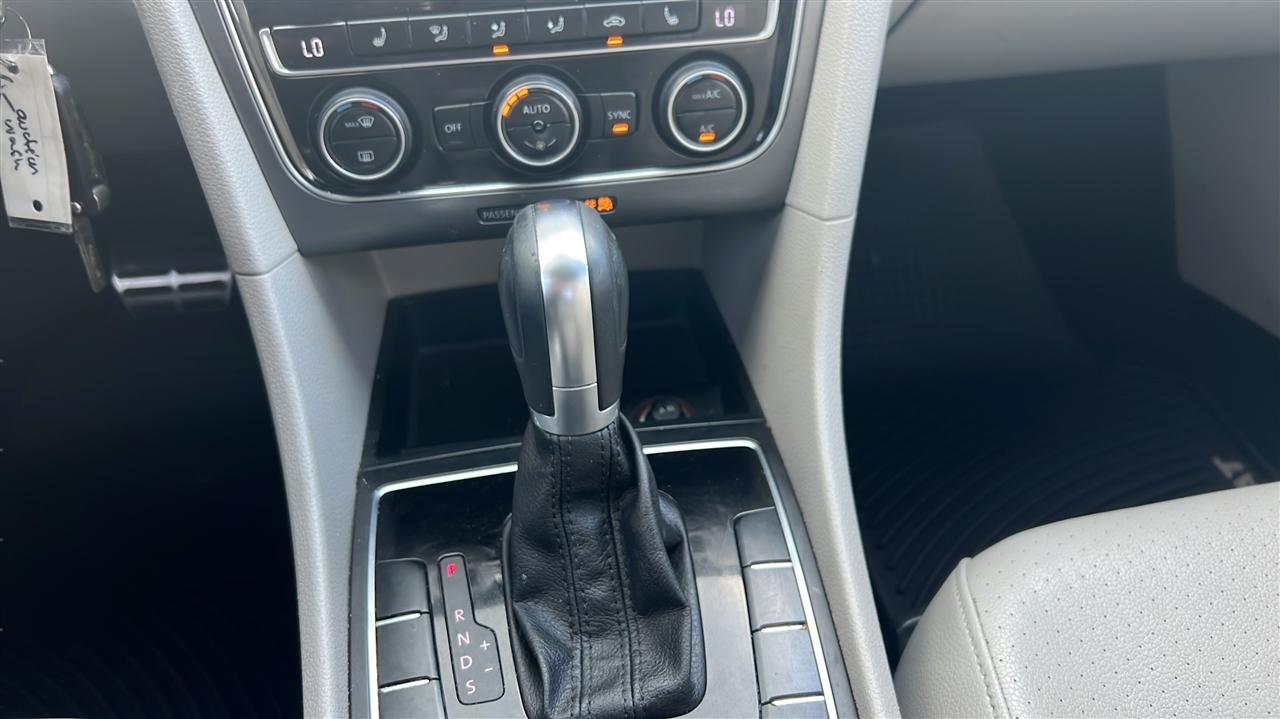 Volkswagen Passat R-Line w/Comfort Pkg Auto 2017