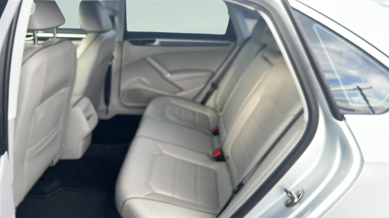 Volkswagen Passat R-Line w/Comfort Pkg Auto 2017