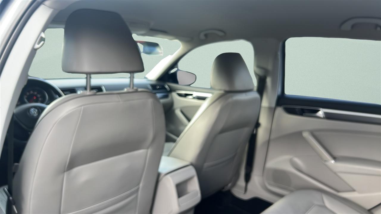 Volkswagen Passat R-Line w/Comfort Pkg Auto 2017