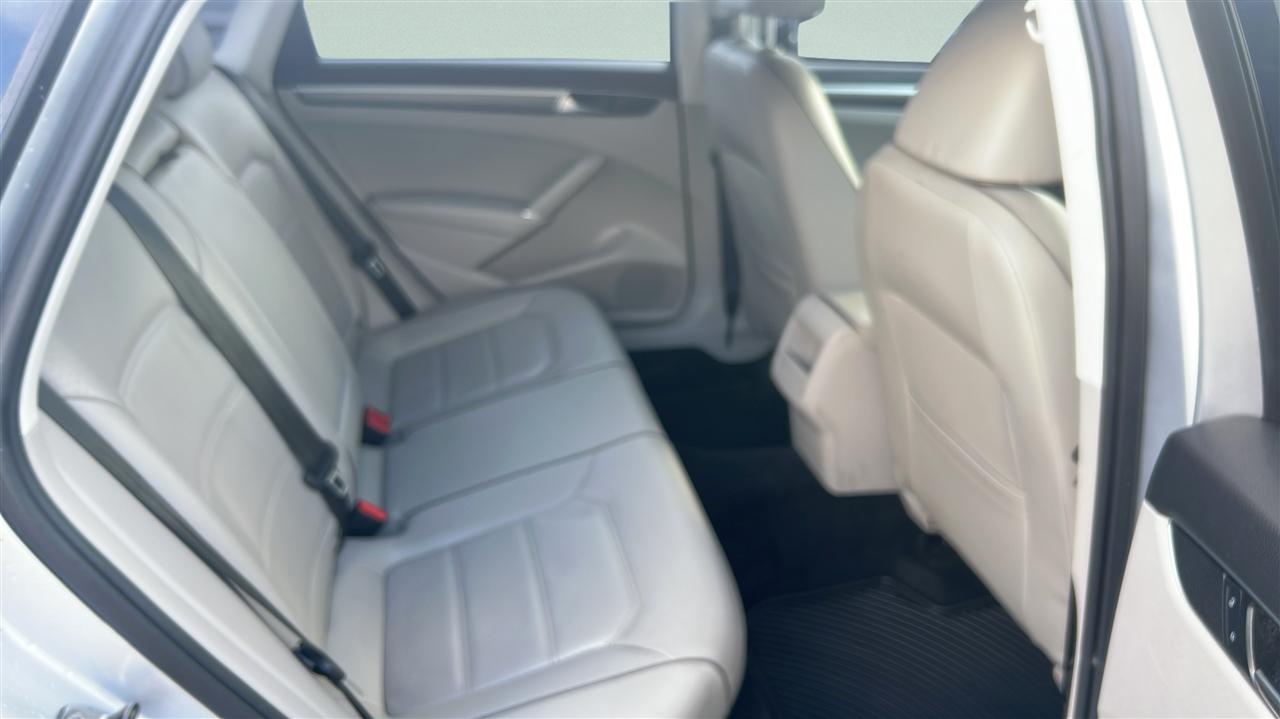 Volkswagen Passat R-Line w/Comfort Pkg Auto 2017