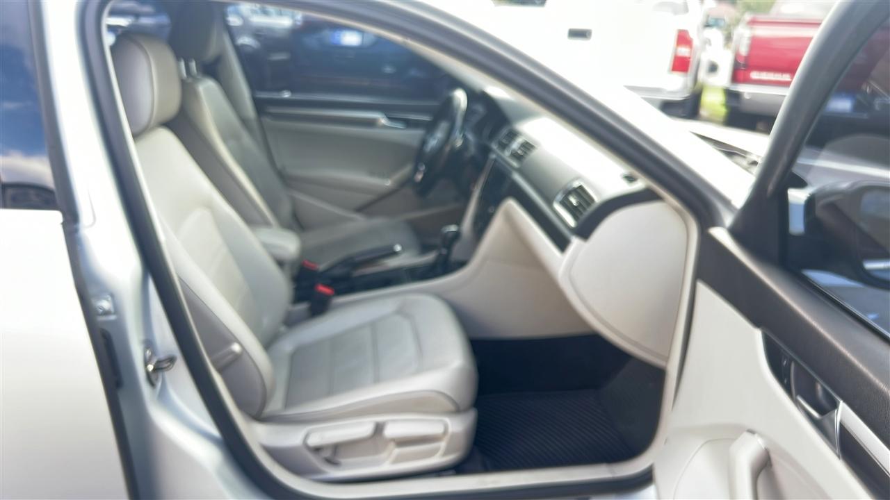 Volkswagen Passat R-Line w/Comfort Pkg Auto 2017