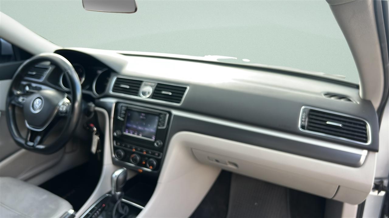 Volkswagen Passat R-Line w/Comfort Pkg Auto 2017