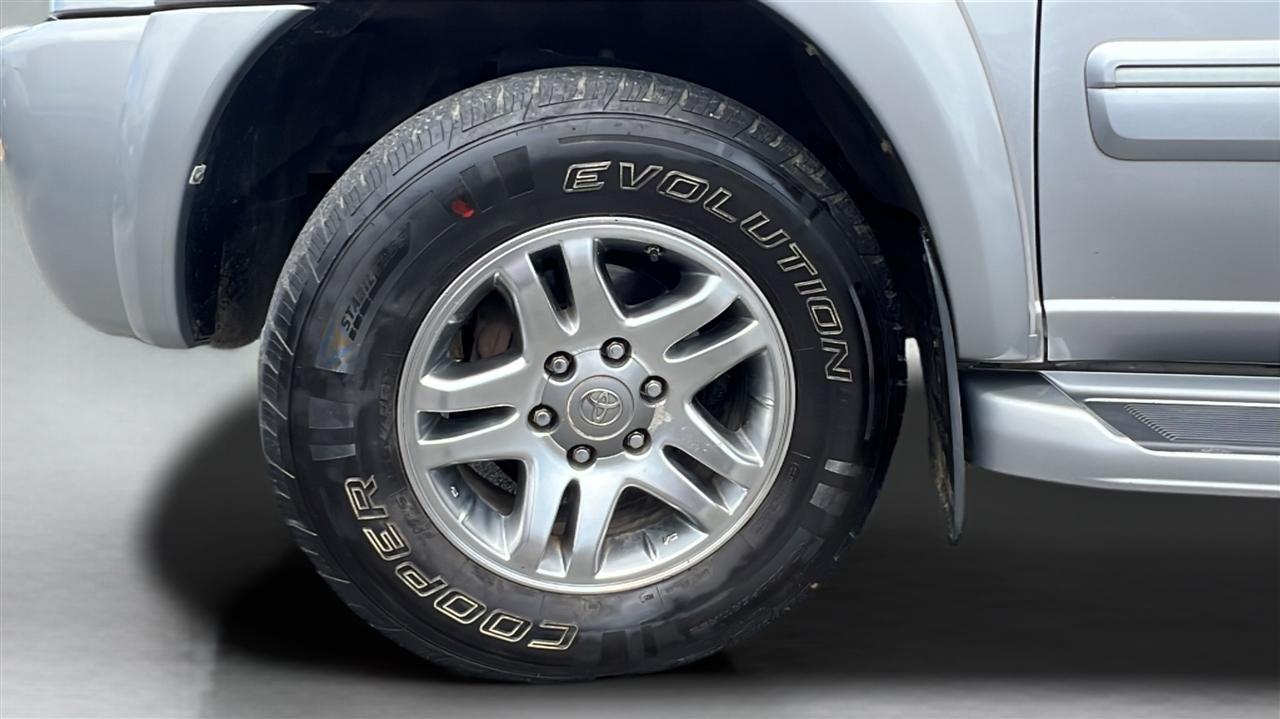 Toyota Sequoia 4dr SR5 (Natl) 2005