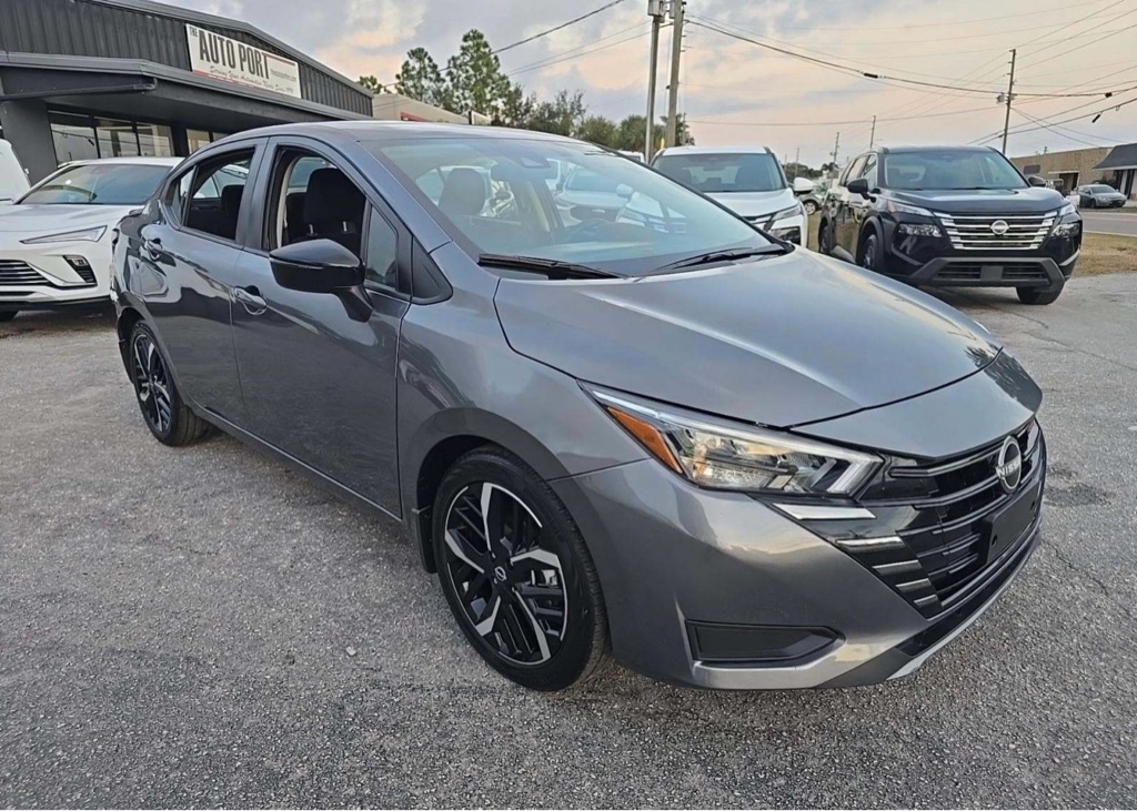 2025 Nissan Versa SR photo 4