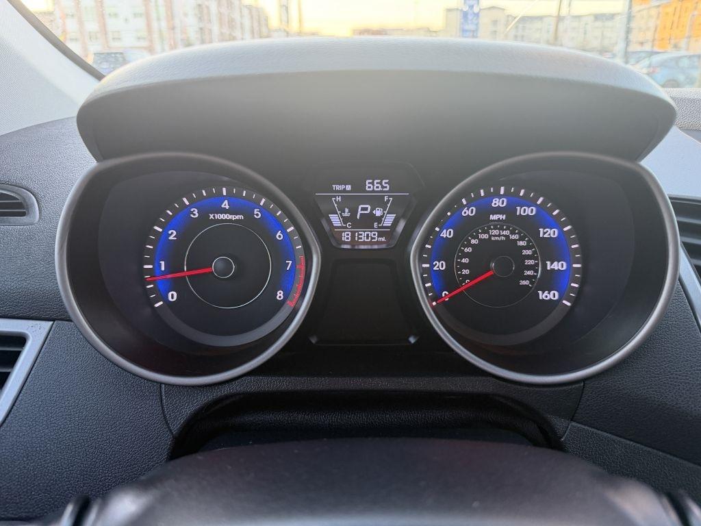 Hyundai Elantra SE 6AT 2015