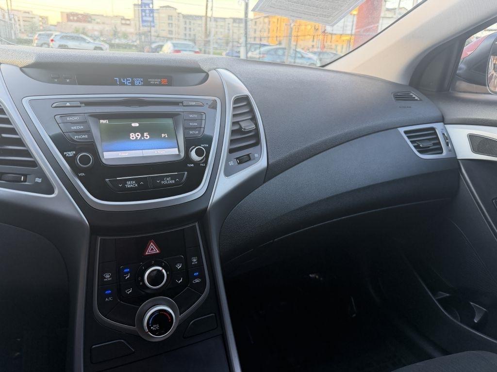 Hyundai Elantra SE 6AT 2015