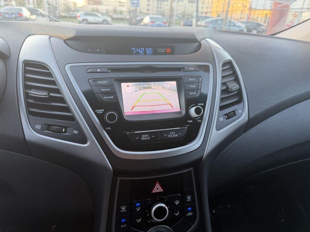 Hyundai Elantra SE 6AT 2015