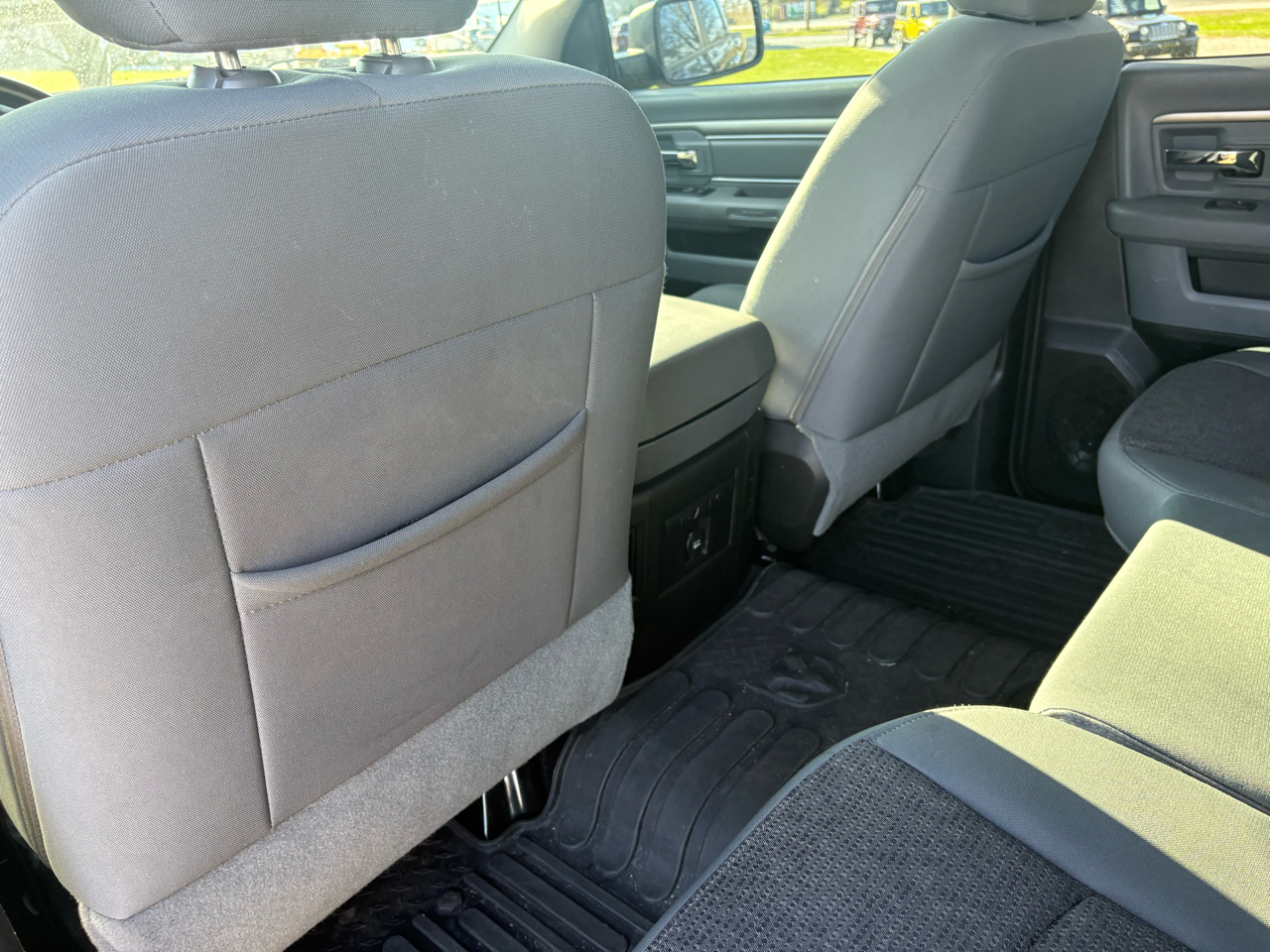 RAM 1500 4WD Crew Cab 140.5" Big Horn 2015