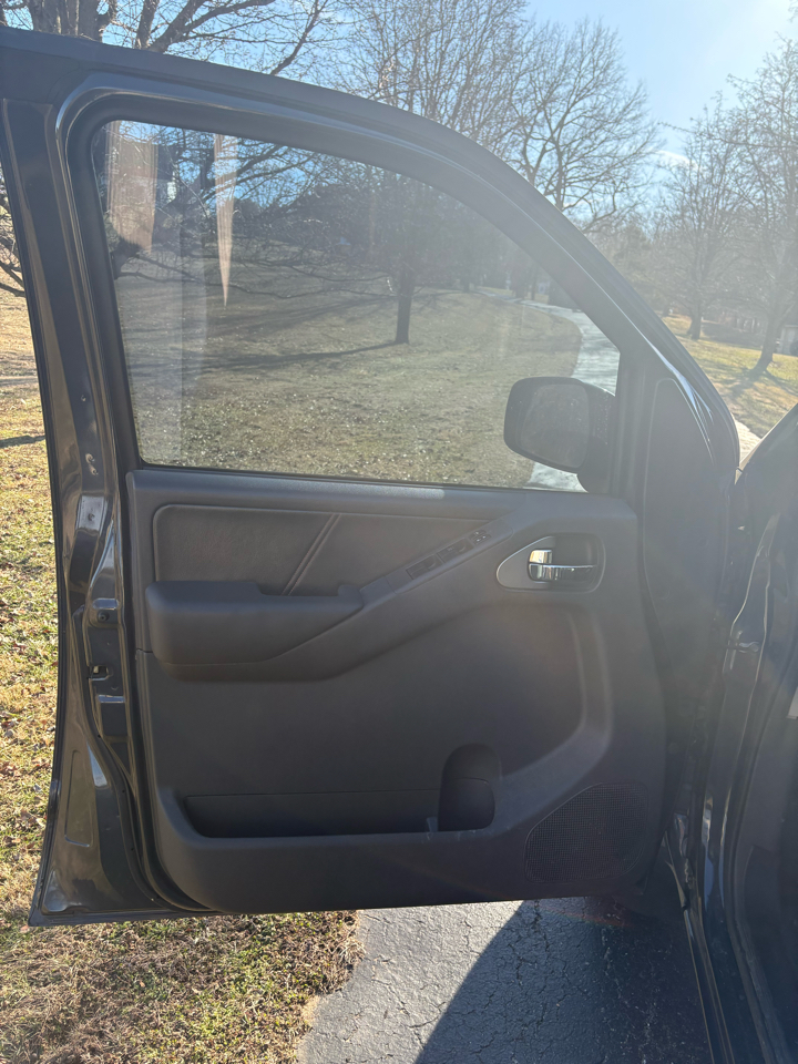 Nissan Frontier 4WD Crew Cab SWB Auto PRO-4X 2012