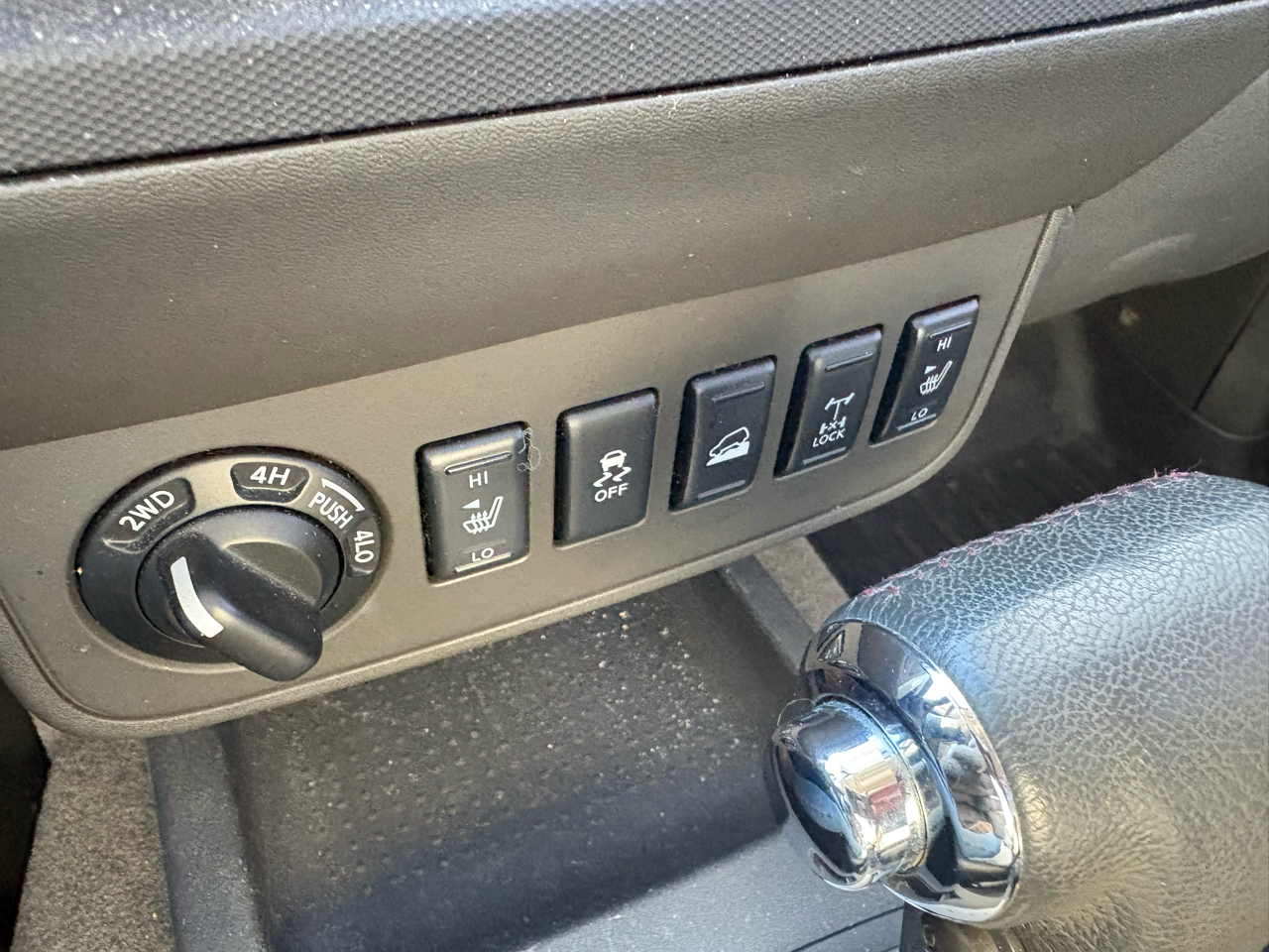 Nissan Frontier 4WD Crew Cab SWB Auto PRO-4X 2012