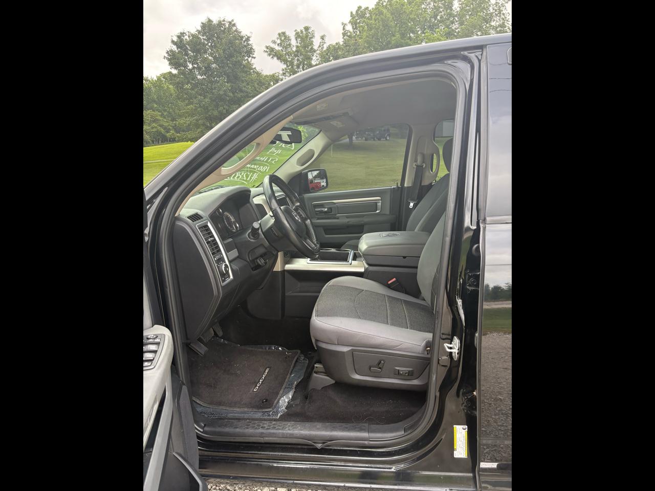 2014 RAM 1500 4WD Crew Cab 140.5" Big Horn