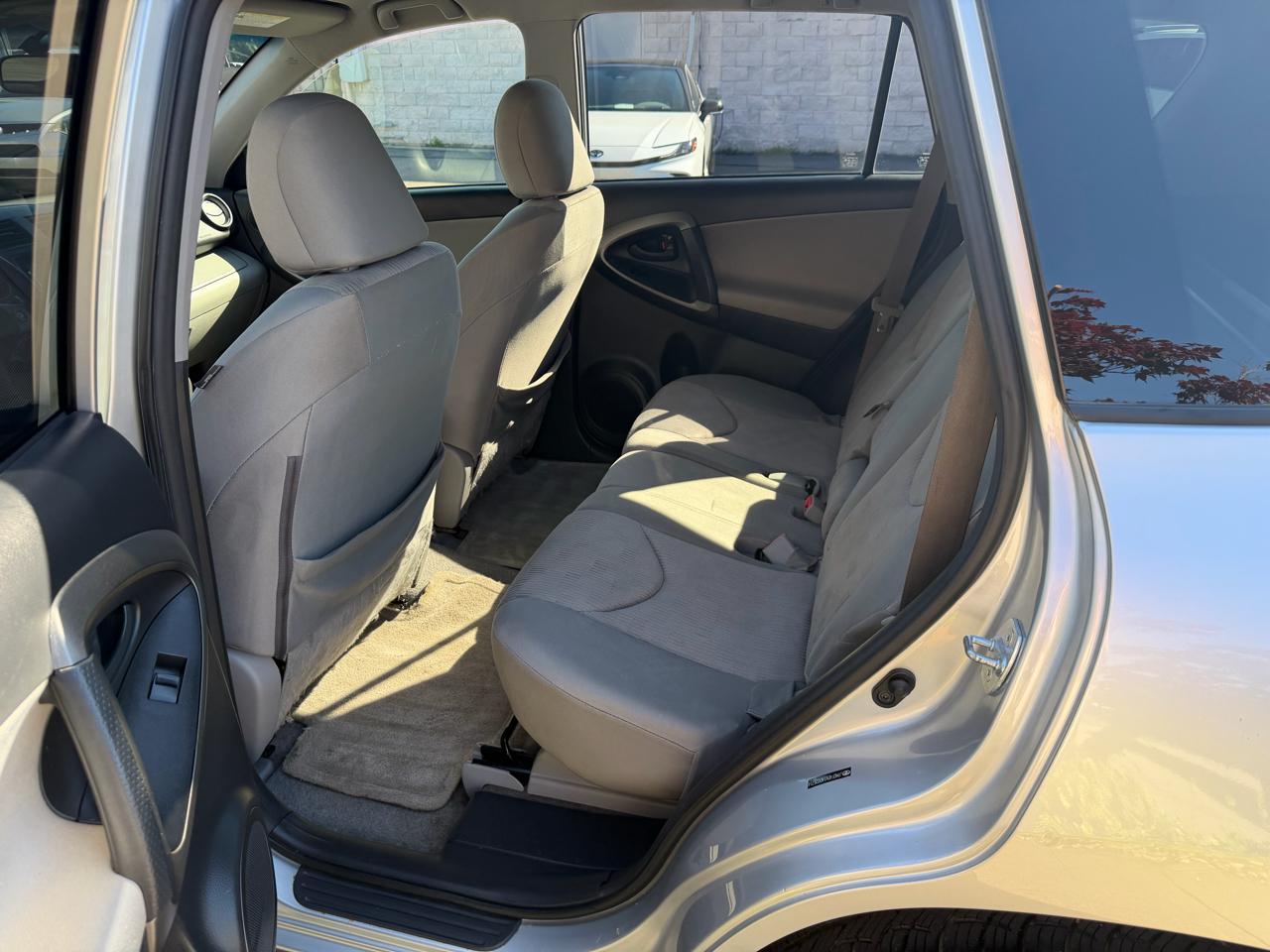 Toyota RAV4 Base I4 2WD 2010