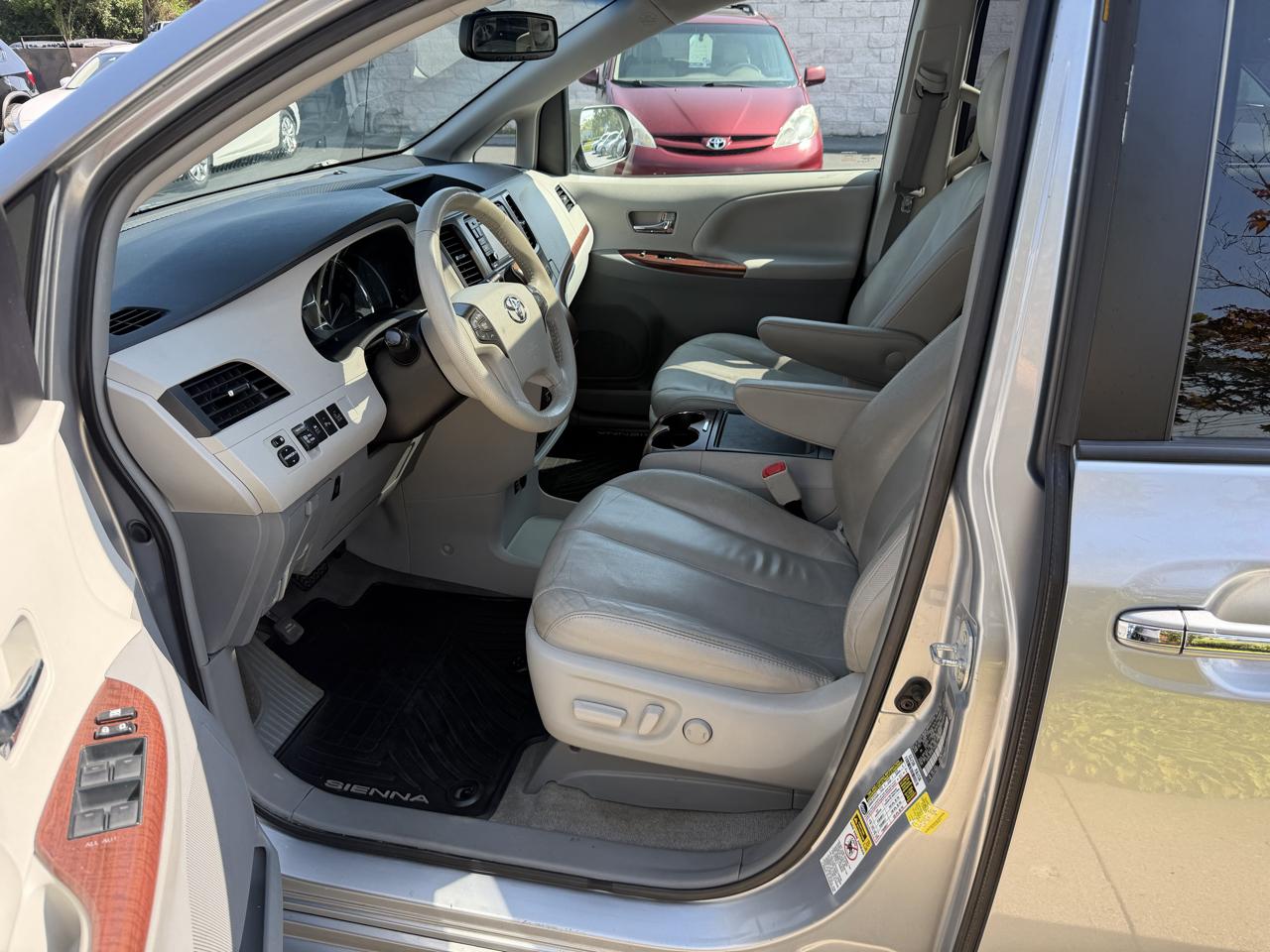 Toyota Sienna XLE FWD 8-Passenger V6 2014