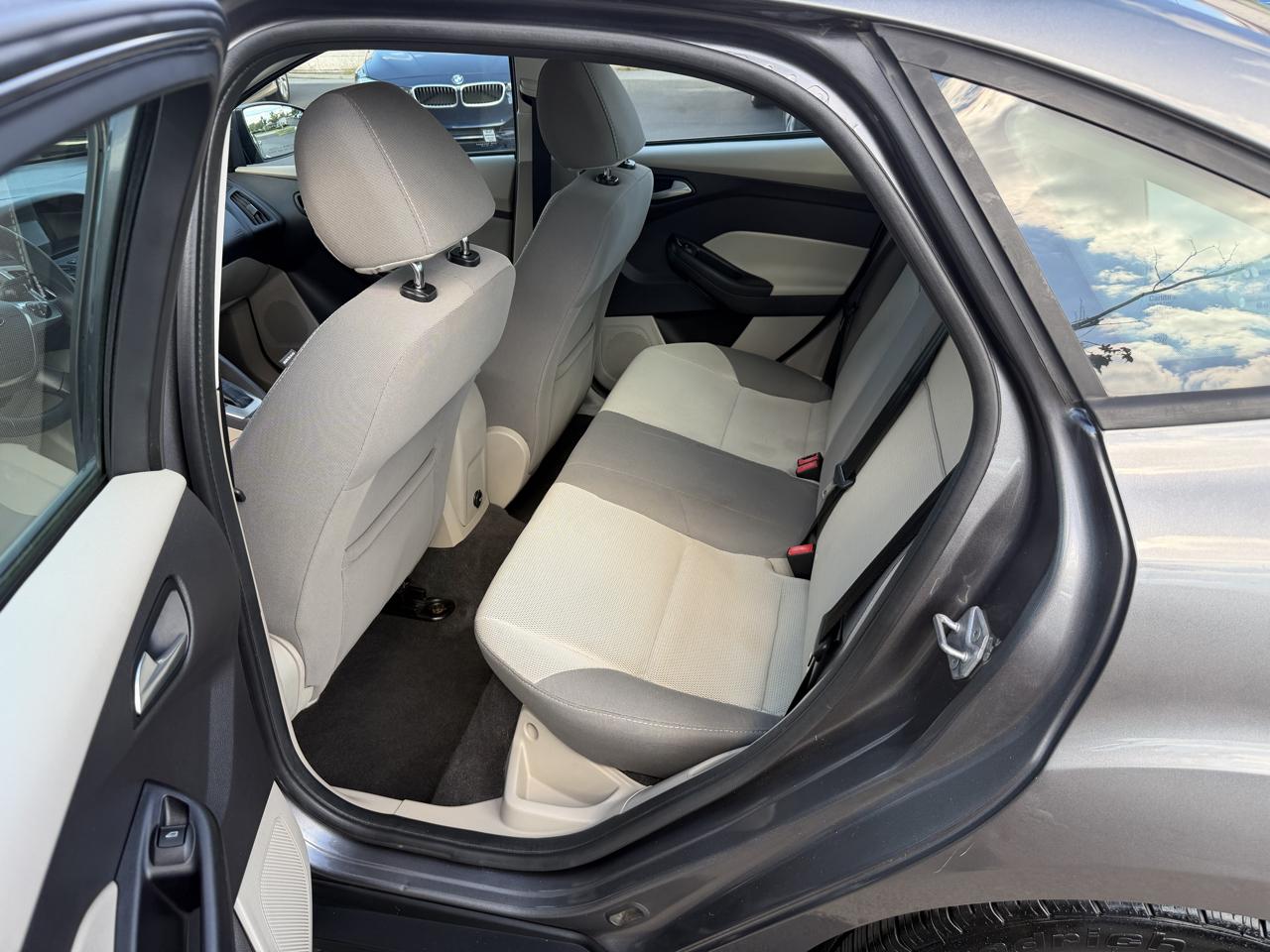 Ford Focus SE Sedan 2014