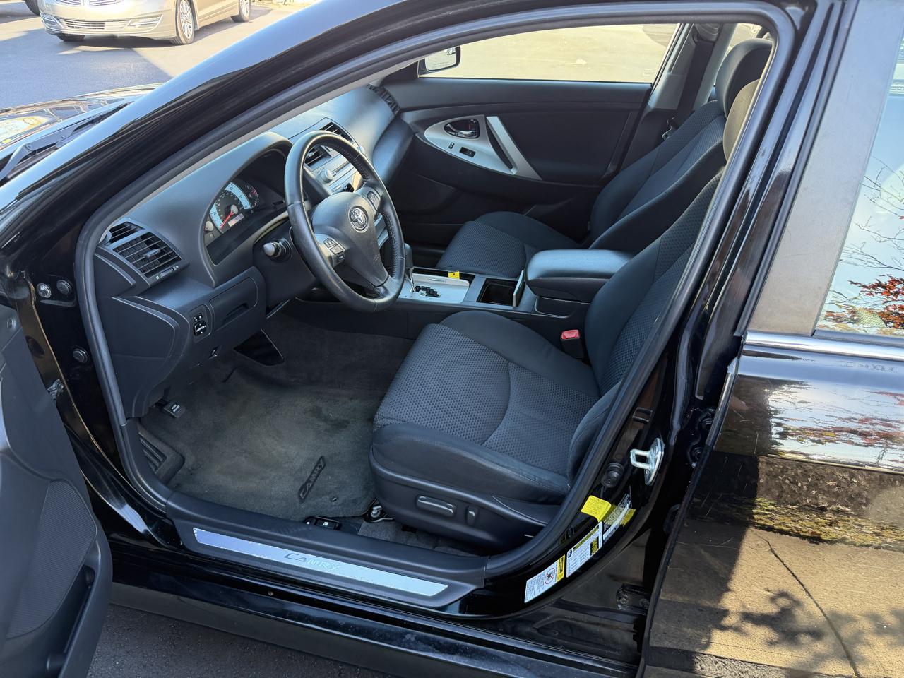 Toyota Camry LE 6-Spd AT 2011