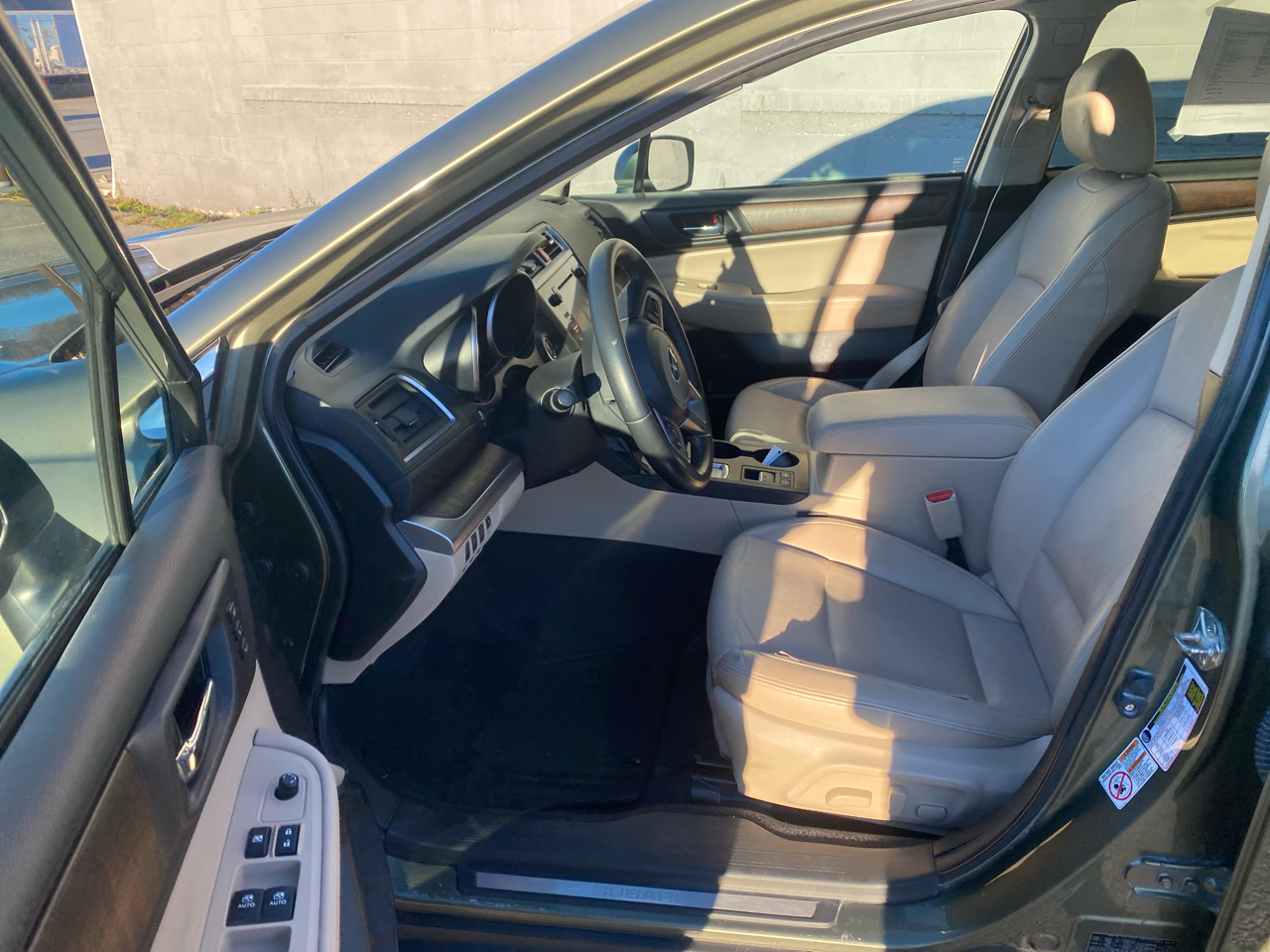 2017 Subaru Outback 2.5i Limited photo 3