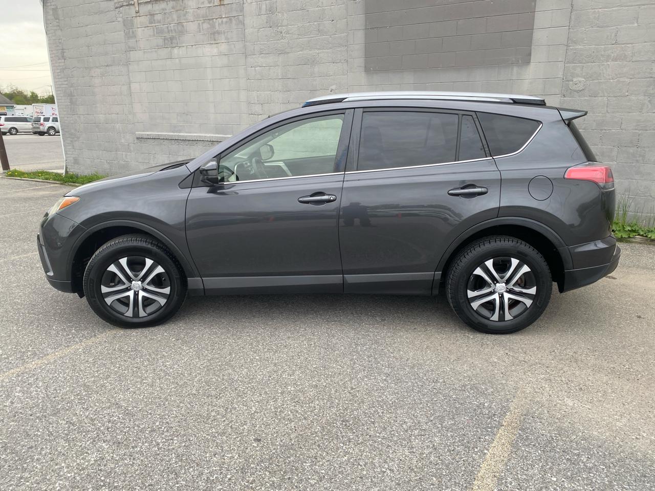 Toyota RAV4 LE AWD 2017