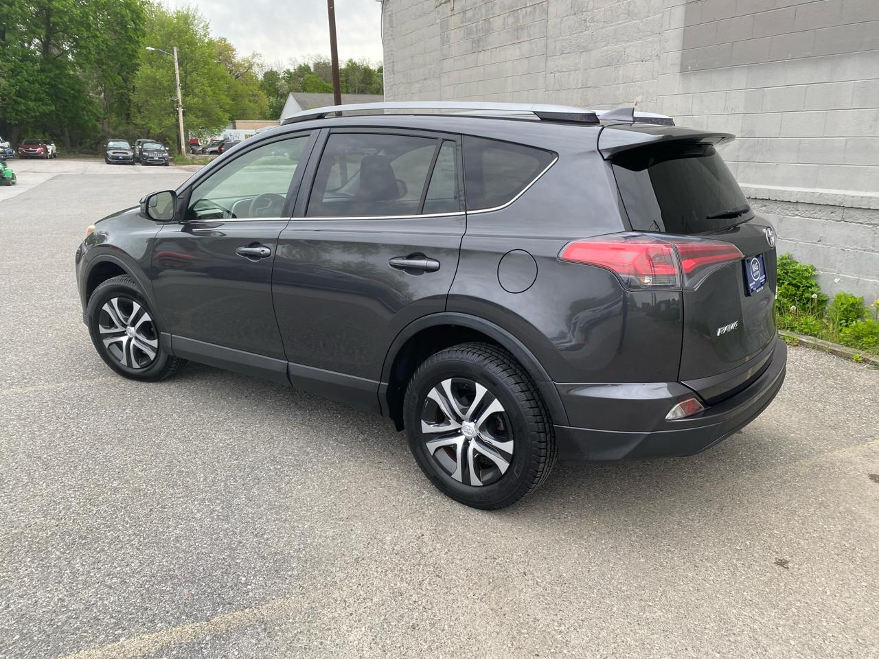 Toyota RAV4 LE AWD 2017
