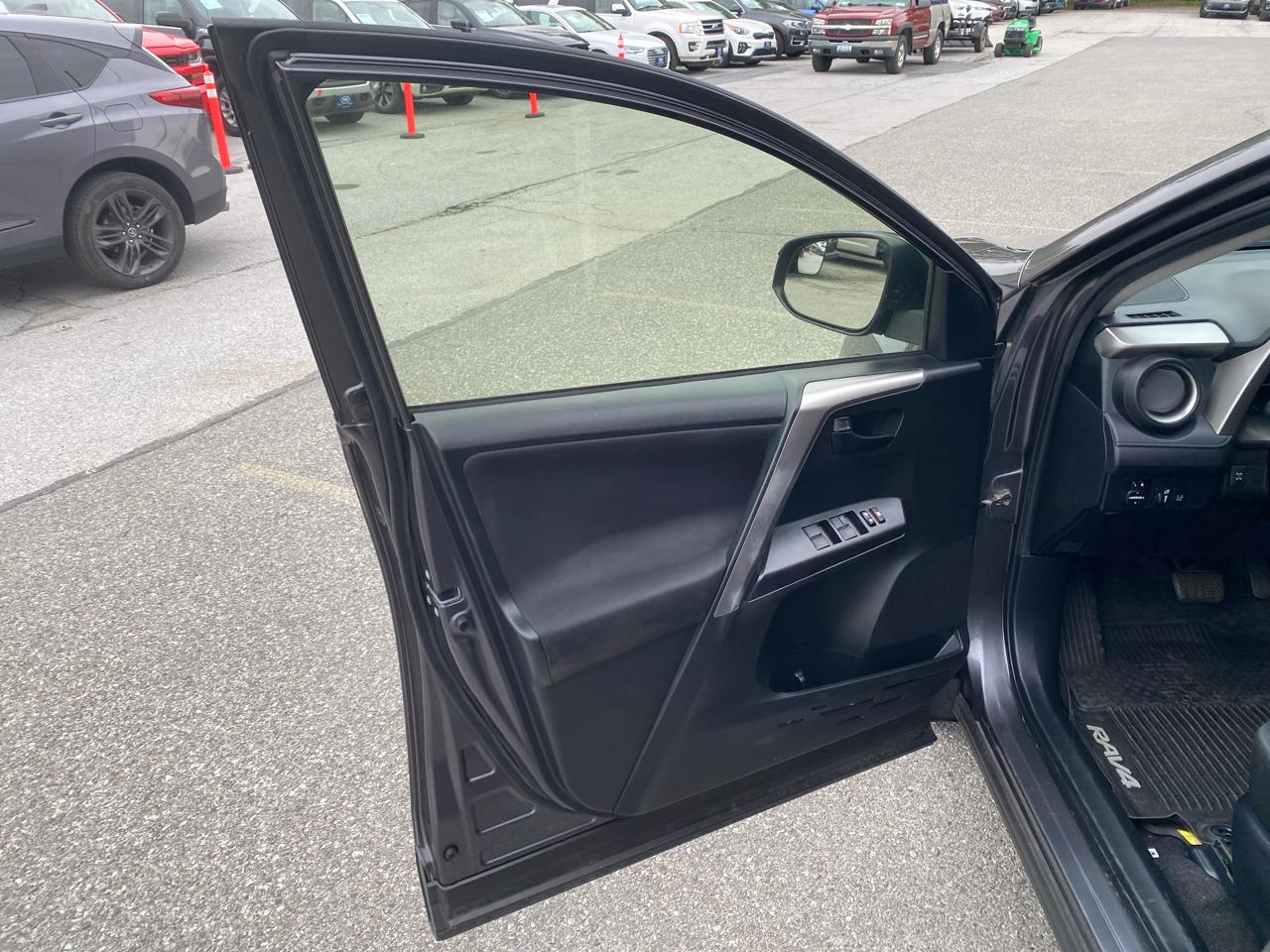 Toyota RAV4 LE AWD 2017