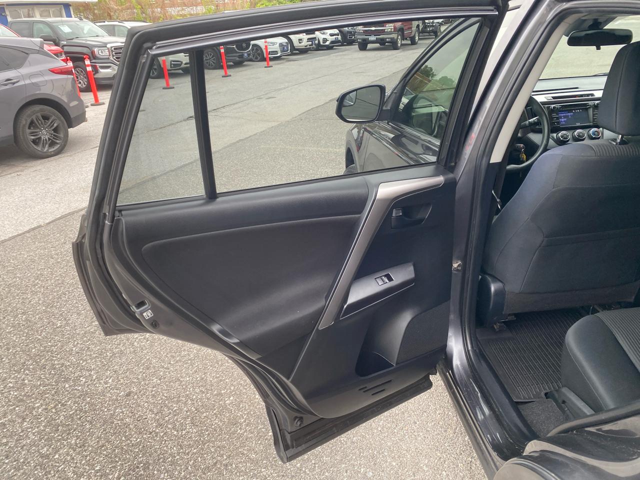 Toyota RAV4 LE AWD 2017