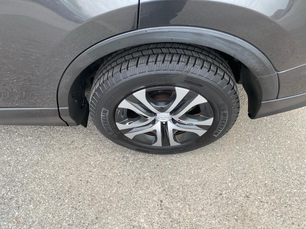 Toyota RAV4 LE AWD 2017